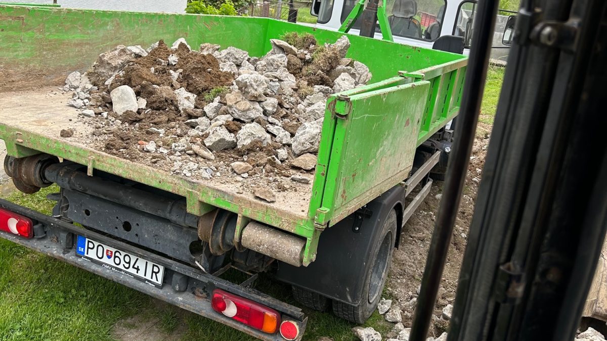 Likvidácia sutiny, jej nakladanie na nákladné auto a odvoz na skládku