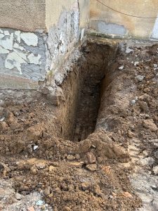 Pohľad do čerstvého výkopu. Naše výkopové práce využil zákazník neďaleko Prešova