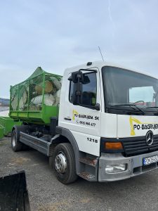 Nákladné vozidlo Mercedes Atego s kontajnerom plným stavebného materiálu pripravené na prepravu. Vozidlo spoločnosti po-bagrujem.sk slúžiace na prevoz vybavenia a materiálov potrebných pre zemné práce, výkopové práce a terénne úpravy. Kontajnerové vozidlo ideálne na manipuláciu s odpadom a stavebným materiálom v rámci rôznych stavebných projektov.